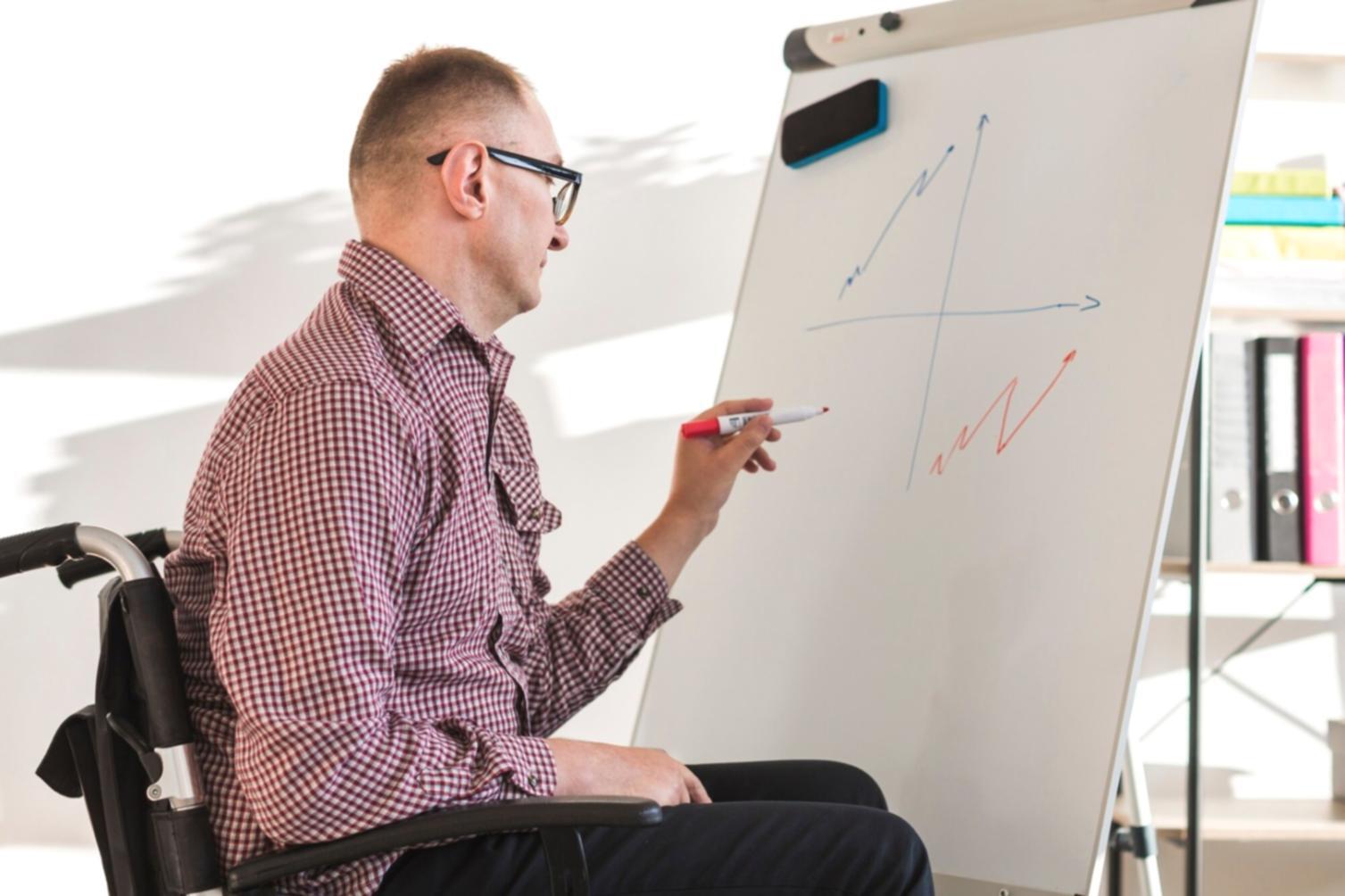 Sesión de trabajo colaborativo donde se desarrollan estrategias financieras personalizadas